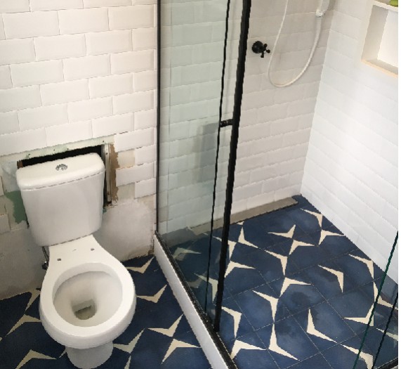 Transforme uma área de serviço em banheiro com chuveiro, sem quebrar o piso!