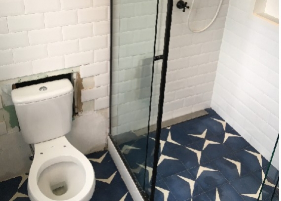 Transforme uma área de serviço em banheiro com chuveiro, sem quebrar o piso!